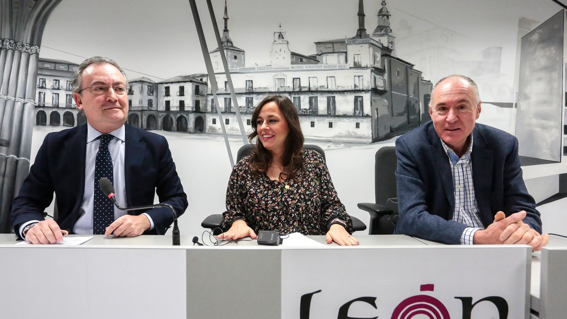 Los grupos municipales de Ciudadanos, PP y UPL en el Ayuntamiento de León comparecen de forma conjunta. En la imagen (IaD) los portavoces del PP, Fernando Salguero; de Ciudadanos, Gemma Villarroel y de la UPL, Eduardo López Sendino