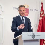 El consejero de Presidencia y portavoz del Gobierno regional, Marcos Ortuño, da su primera rueda de prensa como portavoz del gobierno, este jueves, tras la reunión del Consejo de Gobierno en el Palacio de San Esteban. EFE/Marcial Guillén