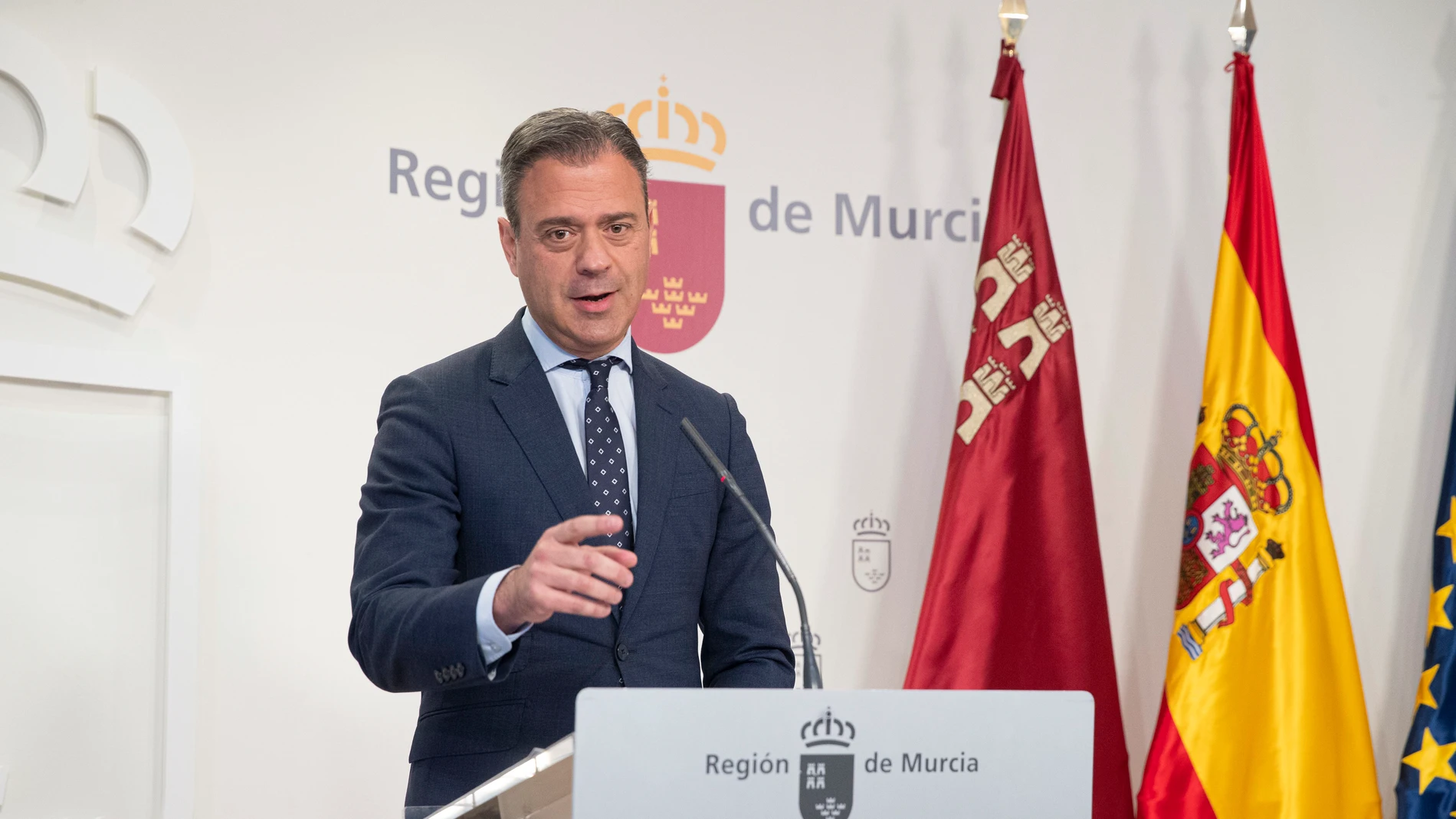 El consejero de Presidencia y portavoz del Gobierno regional, Marcos Ortuño, da su primera rueda de prensa como portavoz del gobierno, este jueves, tras la reunión del Consejo de Gobierno en el Palacio de San Esteban. EFE/Marcial Guillén