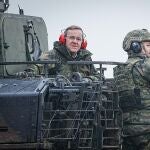 El ministro de Defensa alemán, Boris Pistorius, conversa con soldados durante su visita a la zona de entrenamiento del Ejército en Altengrabow