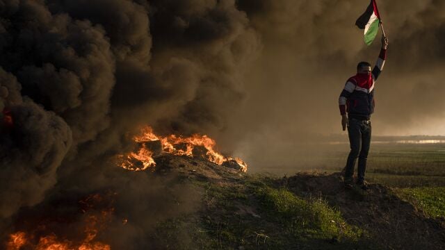 Palestinos queman neumáticos durante las protestas palestinas en Yenín (Cisjordania)