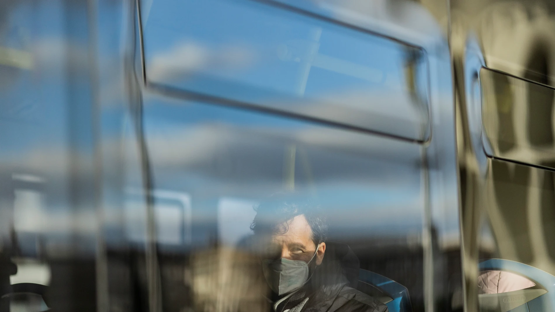 Viajero en un autobús de Madrid