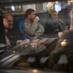 Mineros jubilados en un café de Longyearbyen, Noruega