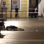 El cuerpo bajo una manta térmica la Plaza Alta de Algeciras. EFE/A.Carrasco Ragel.