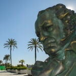 Una réplica de tamaño gigante de la estatuilla de Goya