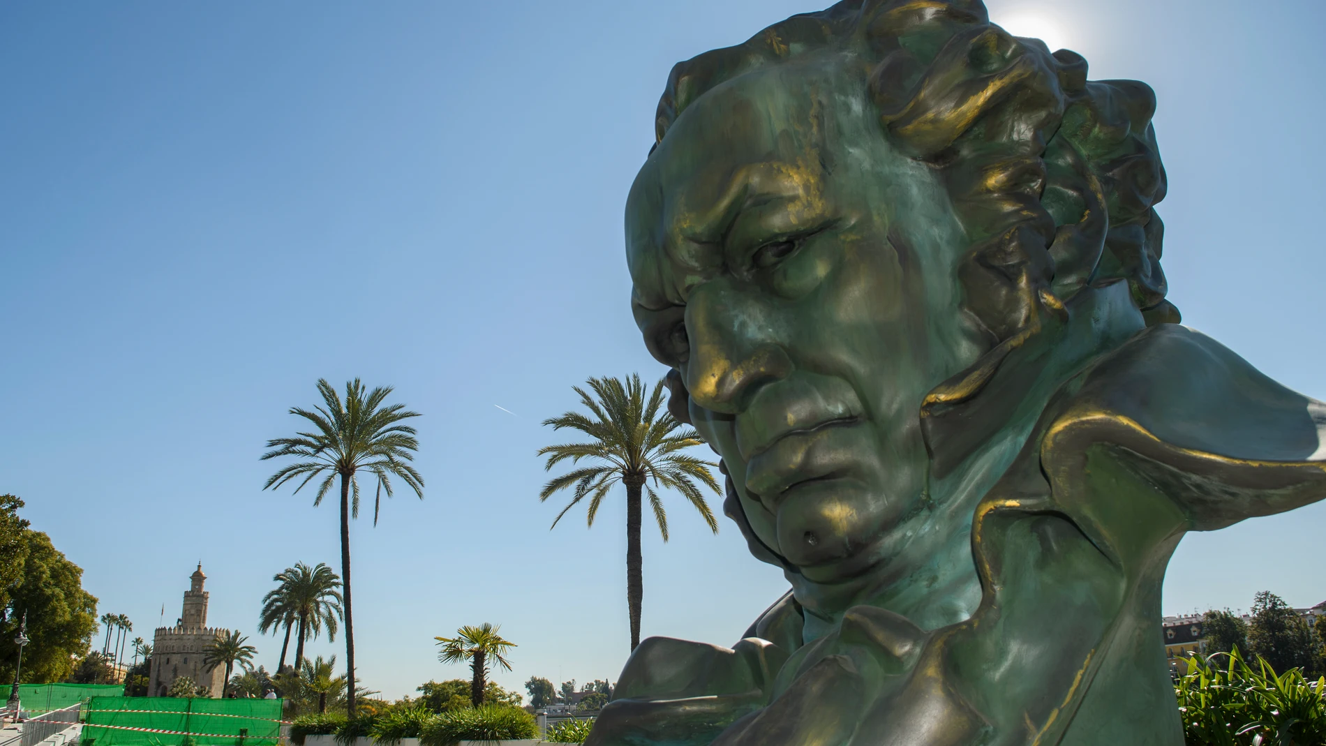 Una réplica de tamaño gigante de la estatuilla de Goya