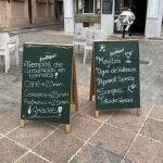 Imagen de una terraza del centro de Valencia donde se limita el tiempo por consumición