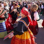 Encuentro provincial de águedas de Zamora en el que se dan cita cientos de mujeres vestidas con trajes tradicionales este sábado en Moraleja del Vino (Zamora). EFE/ Mariam A. Montesinos