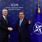 El secretario general de la OTAN, Jens Stoltenberg, con el ministro de Asuntos Exteriores de Corea del Sur, Park Jin