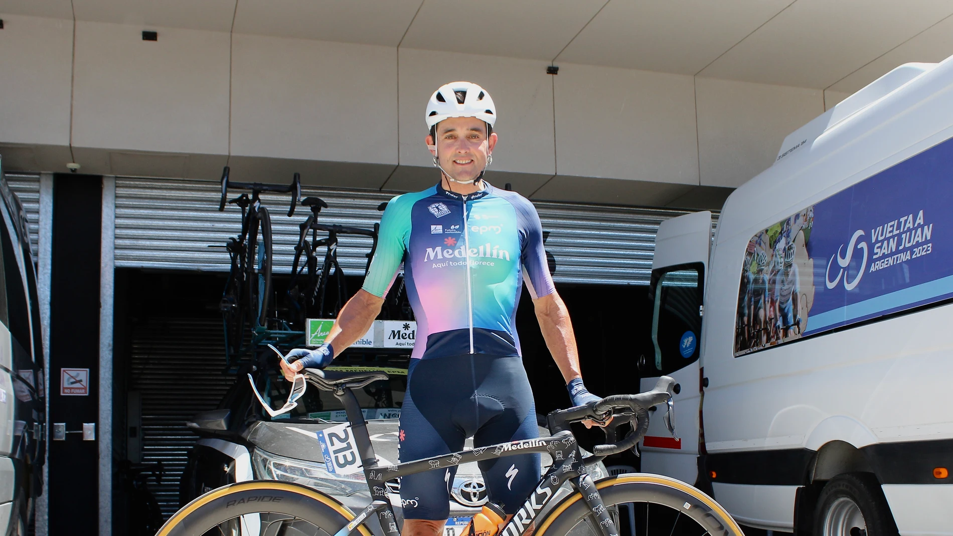 Óscar Sevilla, con la camiseta de Team Medellín en la Vuelta a San Juan