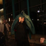 ZARAGOZA, 29/01/2023.- Javier Pérez Santana, productor de "Mí vacío y yo", que fue detenido por la presunta agresión sexual anoche a una actriz durante la fiesta posterior a la celebración gala de los Premios Feroz, a la salida del Juzgado de Instrucción número 6 en funciones de guardia de Zaragoza, que ha decretado libertad con cargos para el detenido. EFE/ Toni Galán