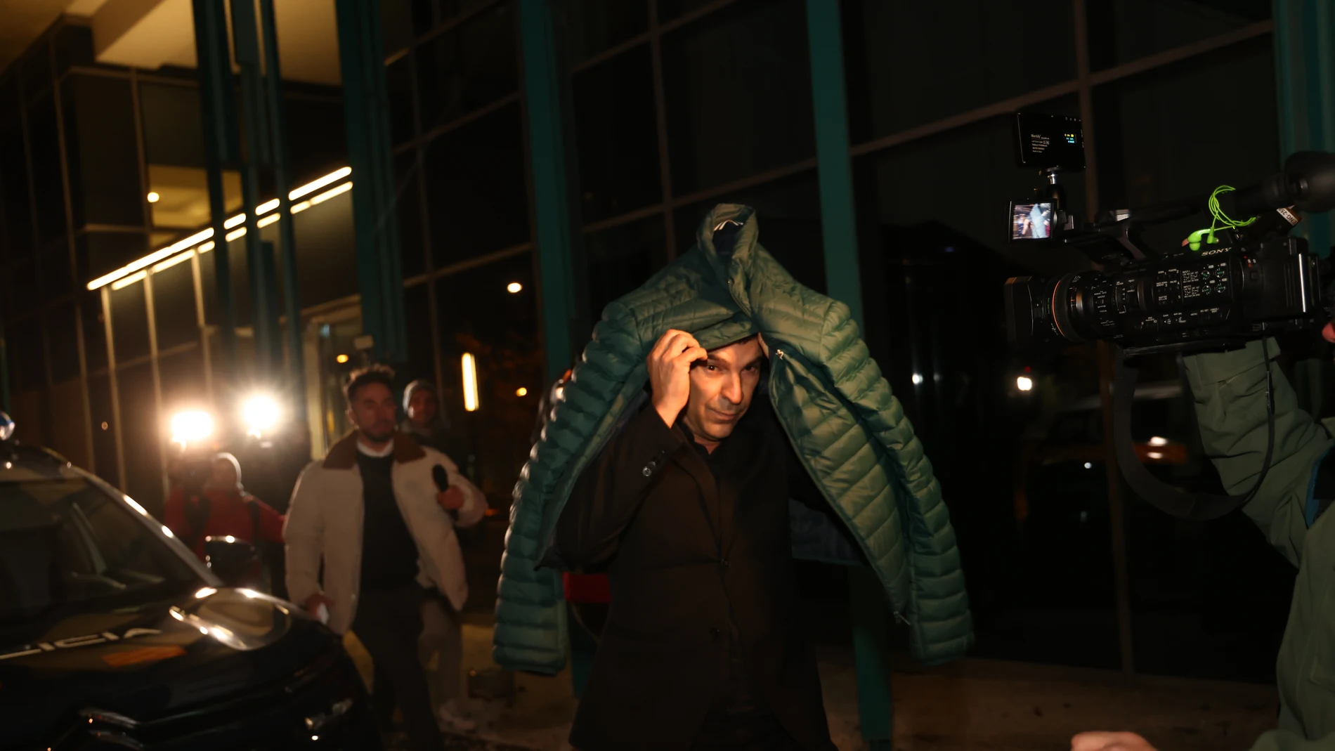ZARAGOZA, 29/01/2023.- Javier Pérez Santana, productor de "Mí vacío y yo", que fue detenido por la presunta agresión sexual anoche a una actriz durante la fiesta posterior a la celebración gala de los Premios Feroz, a la salida del Juzgado de Instrucción número 6 en funciones de guardia de Zaragoza, que ha decretado libertad con cargos para el detenido. EFE/ Toni Galán