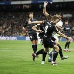 Karim Benzema, con Illarra en el Real Madrid-Real Sociedad de LaLiga en el Santiago Bernabéu