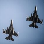 Dos cazas F-16 estadounidenses sobrevuelan el espacio aéreo de Polonia 