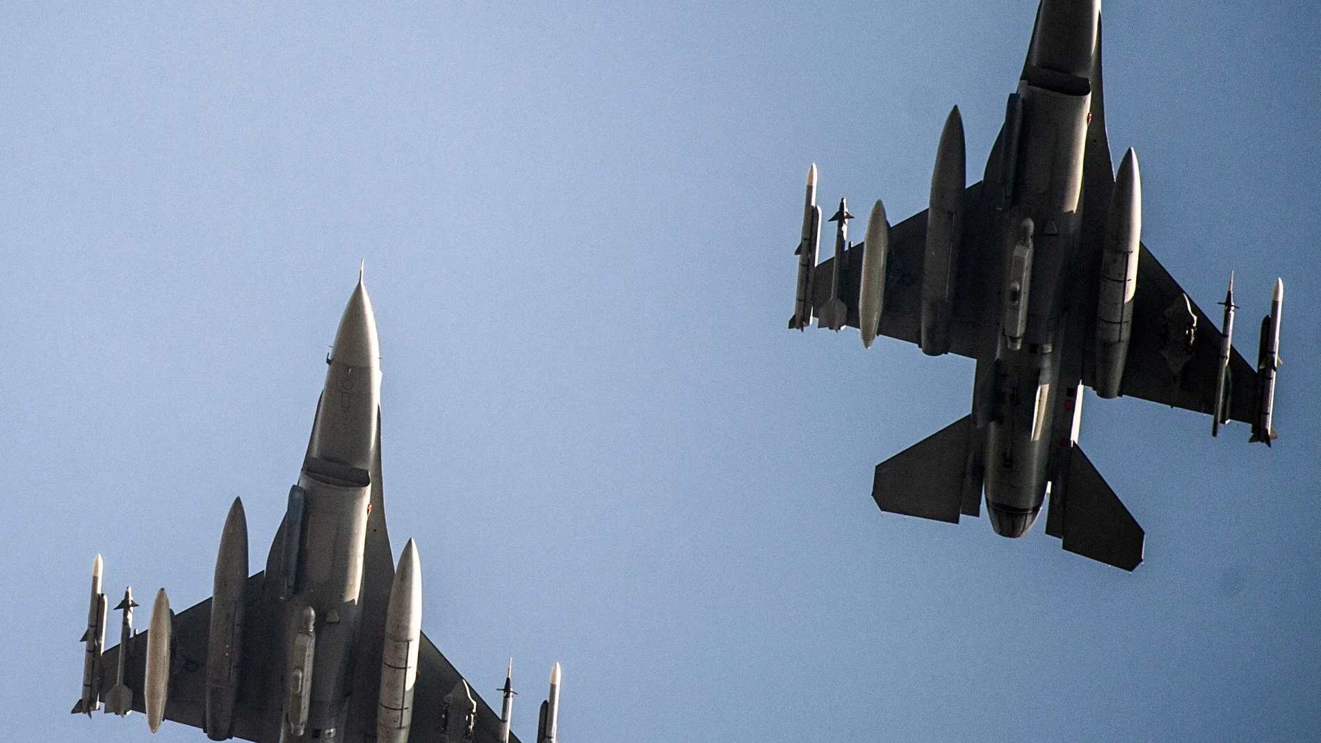 Dos cazas F-16 estadounidenses sobrevuelan el espacio aéreo de Polonia