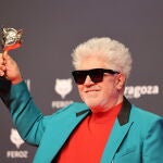El director de cine Pedro Almodóvar posa en el photocall tras recibir el Premio Feroz Audi de Honor 2023