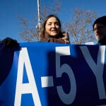 La ministra de Industria, Comercio y Turismo, y candidata a la alcaldía madrileña, Reyes Maroto, ayer tras una pancarta