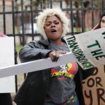 Manifestantes sostienen pancartas frente a la comisaría de Ridgeway del Departamento de Policía de Memphis