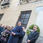 El presidente andaluz, Juanma Moreno, en su intervención en la calle Don Remondo con motivo del aniversario del asesinato a manos de ETA del concejal popular Alberto Jiménez Becerril y su esposa, la procuradora Ascensión García Ortiz. EFE/ Raúl Caro.