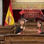 Activistas climáticos protestando en el hemieiclo del Congreso