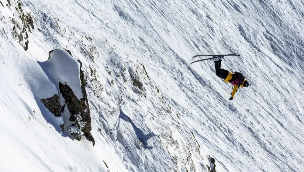 Abel Moga por los aires durante su actuación en el Baciver