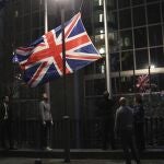 Imagen del 31 de enero de 2020 en la que funcionarios de la UE retiran la bandera británica de la sede del Parlamento Europeo en Bruselas