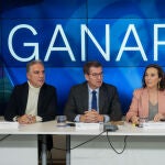 El líder del PP, Alberto Núñez Feijóo, junto al coordinador general, Elías Bendodo; la secretaria general, Cuca Gamarra, y el vicesecretario Institucional, Esteban González, durante la reunión del Comité Ejecutivo Nacional del partido celebrada este lunes en Madrid. EFE/ Borja Sánchez Trillo