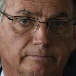 El presidente brasileño, Jair Bolsonaro, observa después de hablar desde su residencia oficial en el Palacio Alvorada en Brasilia