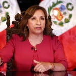 Fotografía cedida por la Presidencia del Perú que muestra a la mandatario Dina Boluarte durante un mensaje televisado a la nación, este domingo, en Lima (Perú)