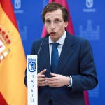 El alcalde de Madrid, José Luis Martínez-Almeida, comparece después de una sesión ordinaria del Pleno Municipal del Ayuntamiento de Madrid
