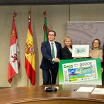 La delegada territorial de la Junta de Castilla y León en Zamora, Leticia García, y el director territorial e la ONCE, Ismael Pérez, presentan el cupón de la ONCE dedicado al Hospital Virgen de la Concha