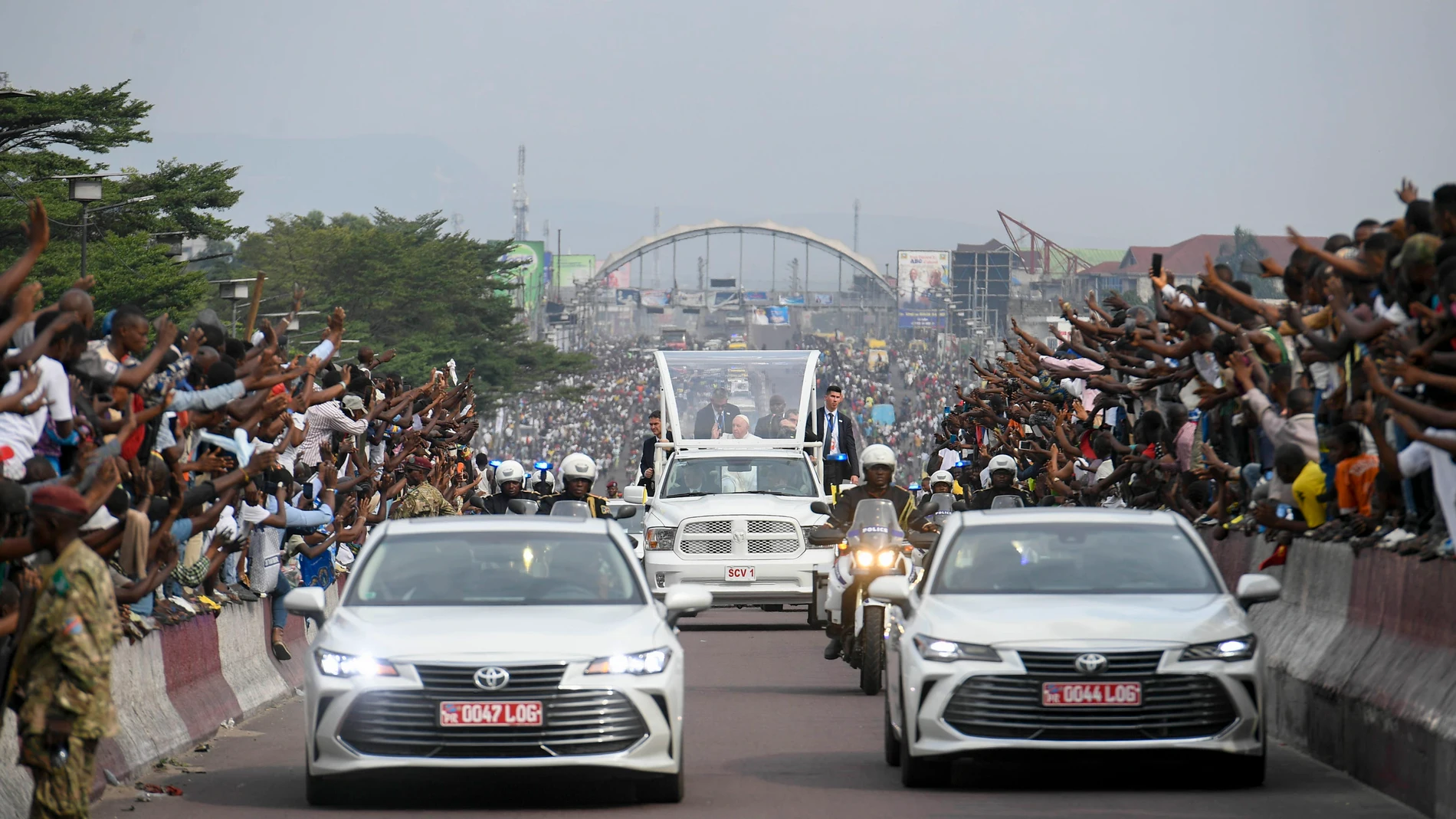 Francisco a bordo del papamóvil en su llegada a Kinshasa