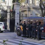 Policías españoles custodian la Embajada de Italia en Madrid