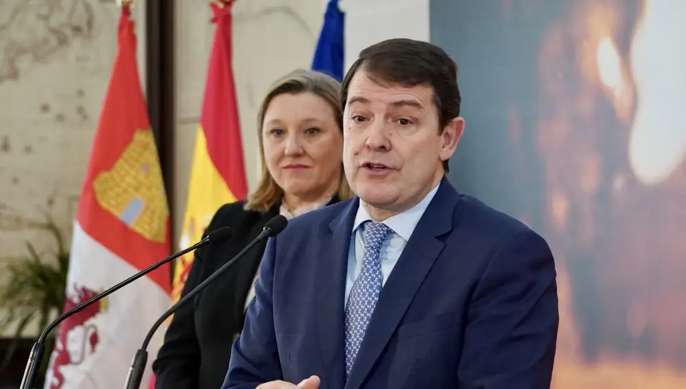 Fernández Mañueco atiende a la prensa junto a la consejera Isabel Blanco