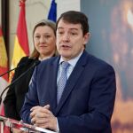 Fernández Mañueco atiende a la prensa junto a la consejera Isabel Blanco