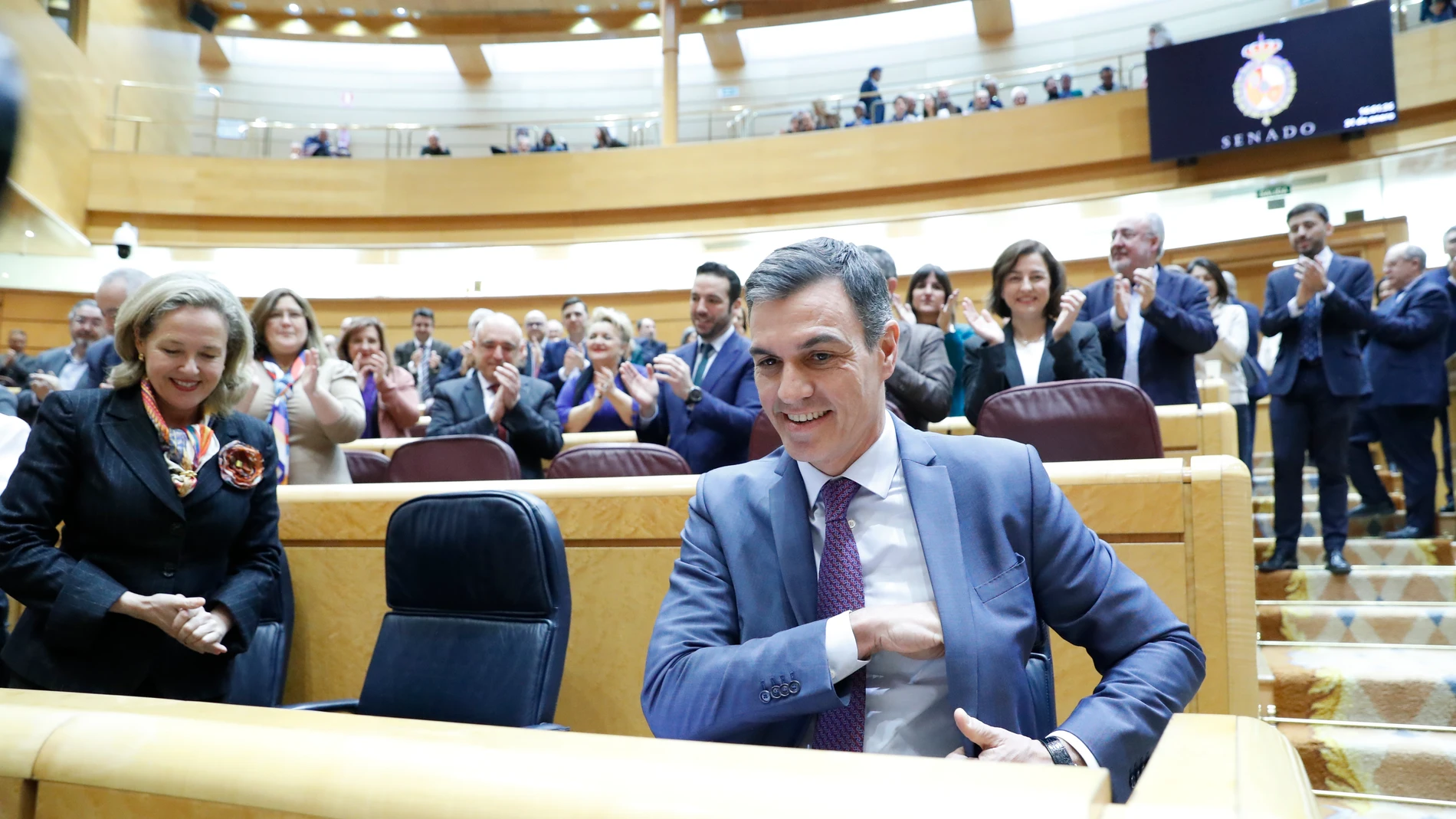 El presidente del Gobierno, Pedro Sánchez junto a la vicepresidenta Nadia Calviño a su llegada al pleno del Senado, este martes en Madrid.
