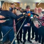 Carles Puigdemont, ayer en el Parlamento Europeo junto a su abogado Gonzalo Boye (dcha.), tras conocer la resolución del TJUE