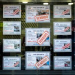 Anuncios de venta y alquiler de viviendas en una inmobiliaria de Usera