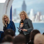 Las presentadoras del Benidorm Fest 2023, Mónica Naranjo (i) y María Eizaguirre (d)