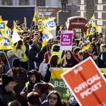 Cerca de 300.000 profesores se unieron ayer a los paros junto a trabajadores de ferrocarril y enfermeros