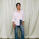 Tamara Falcó con vaqueros acampanados.