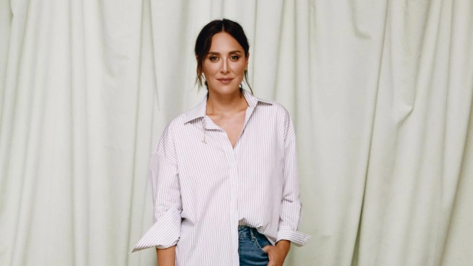 Tamara Falcó con vaqueros acampanados.