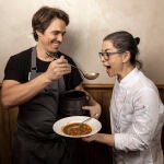 Nino Redruello junto a su jefa de cocina Bea y sus famosas lentejas.