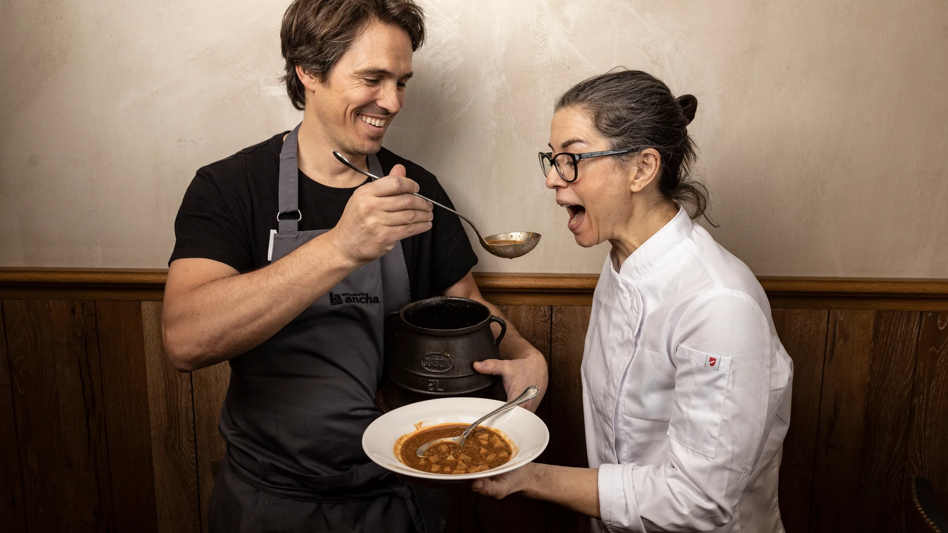 Nino Redruello junto a su jefa de cocina Bea y sus famosas lentejas.