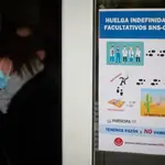 Cartel informativo de la Huelga Indefinida de Facultativos del SNS-O en el Complejo Hospitalario de Navarra el pasado día 1