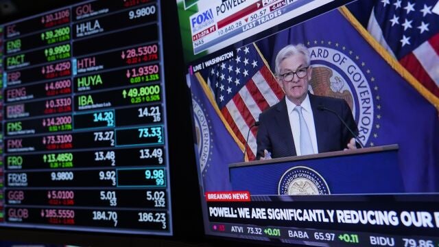 El presidente de la Fed, Jerome Powell, aparece en un monitor en la Bolsa de Nueva York