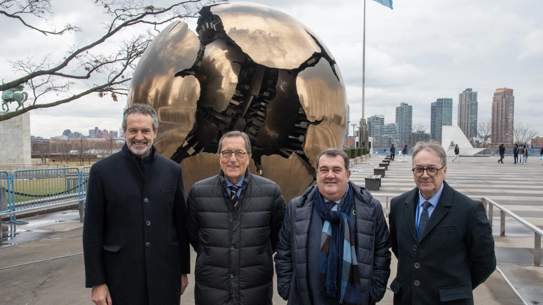 De izquierda a derecha: el director general de Save the Children España, Andrés Conde; el director general de la Fundación ”la Caixa”, Antonio Vila Bertrán; el alto comisionado contra la Pobreza Infantil del Gobierno de España, Ernesto Gasco, y el subdirector general de la Fundación ”la Caixa”, Marc Simón.