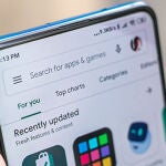 Google bloquea 28 apps en Play Store: millones de usuarios deben borrarlas de sus móviles.