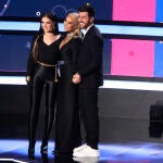 Inés Hernand (i), Mónica Naranjo (c) y Rodrigo Vázquez (d), presentadores de la gala de la segunda semifinal del BenidormFest 2023,