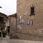 Calles de Mogarraz con los retratos en sus fachadas